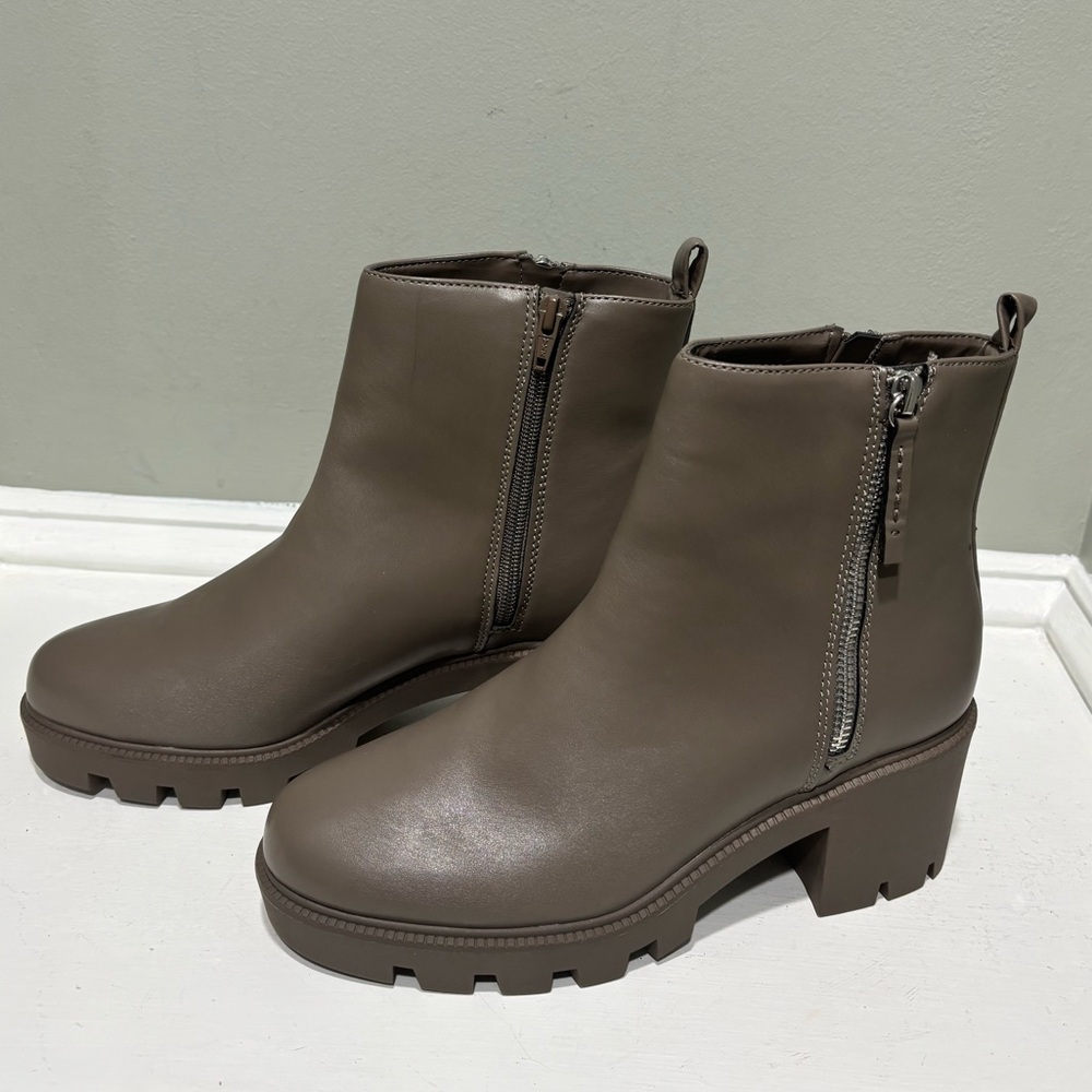 Dolce Vita Gray Nessie Lug Sole Platform Chelsea Boots w/Zipper-size 9